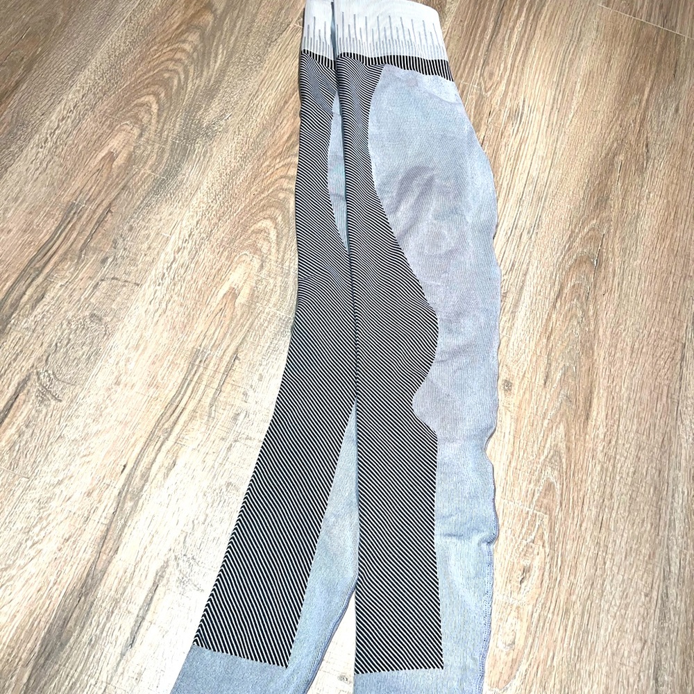 Never worn Workout leggings - Picture 2 of 2